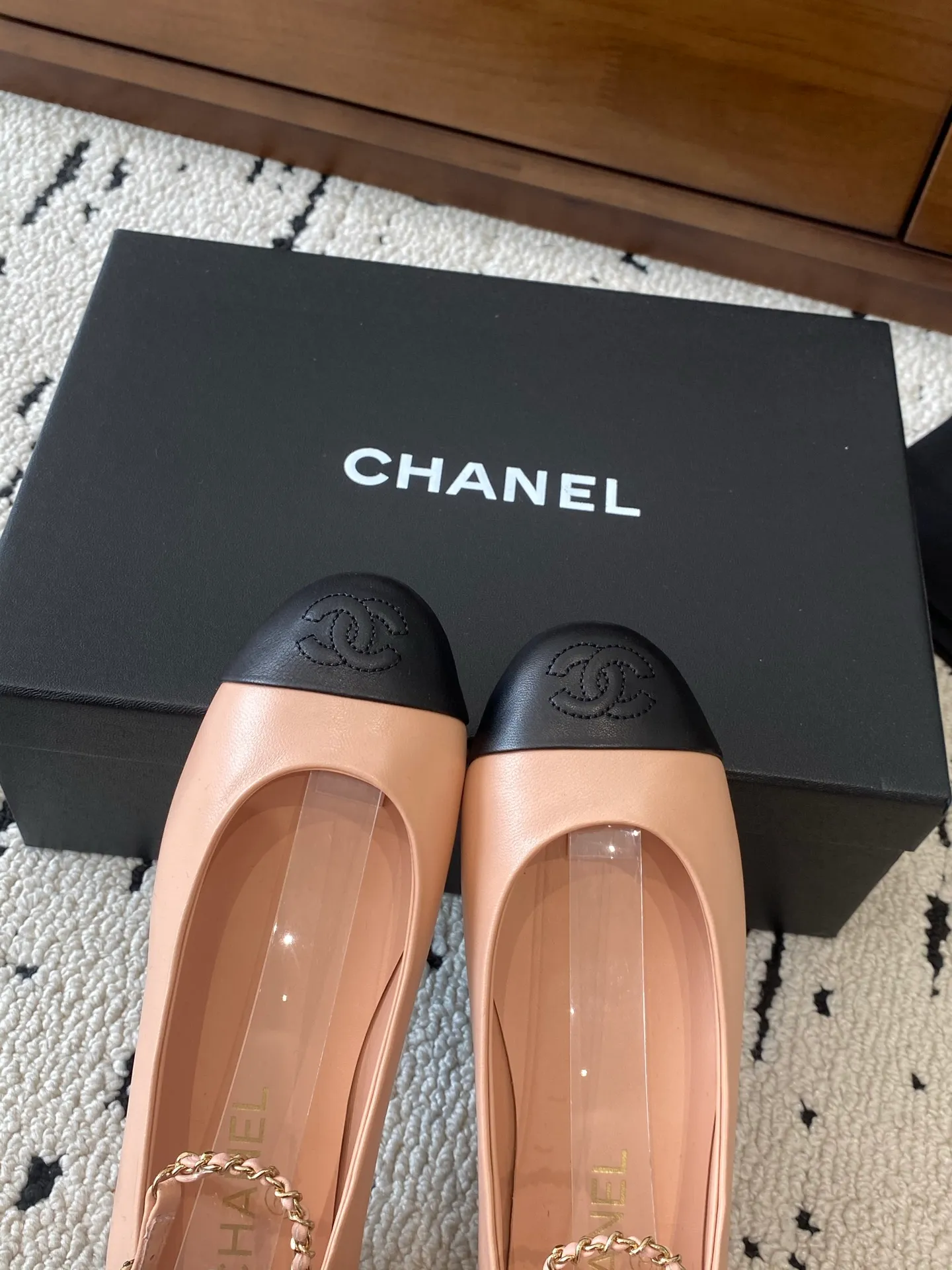 👟👟Ex-factory price 580👟👟 🍀CHANEL2025 new autumn and winter model, Mary Jane leather Chanel Xiaoxiang C home flat classic metal chain shoes Comfortable Mary Jane shoes Catwalk advanced ready-to-wear customization, simple yet sweet and playful Solid color fabric is refreshing and easy to wear Buckle design shoes are more heeling Upper: Customized sheepskin Inner foot pad: sheepskin Sole: Italian leather sole Size: 35-40 (40 customization is non-refundable) 👉 👉 Buy now👉 Buy now👉